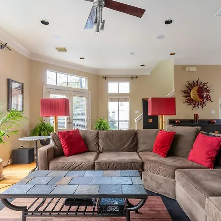Washington Corridor & Park Living Home
